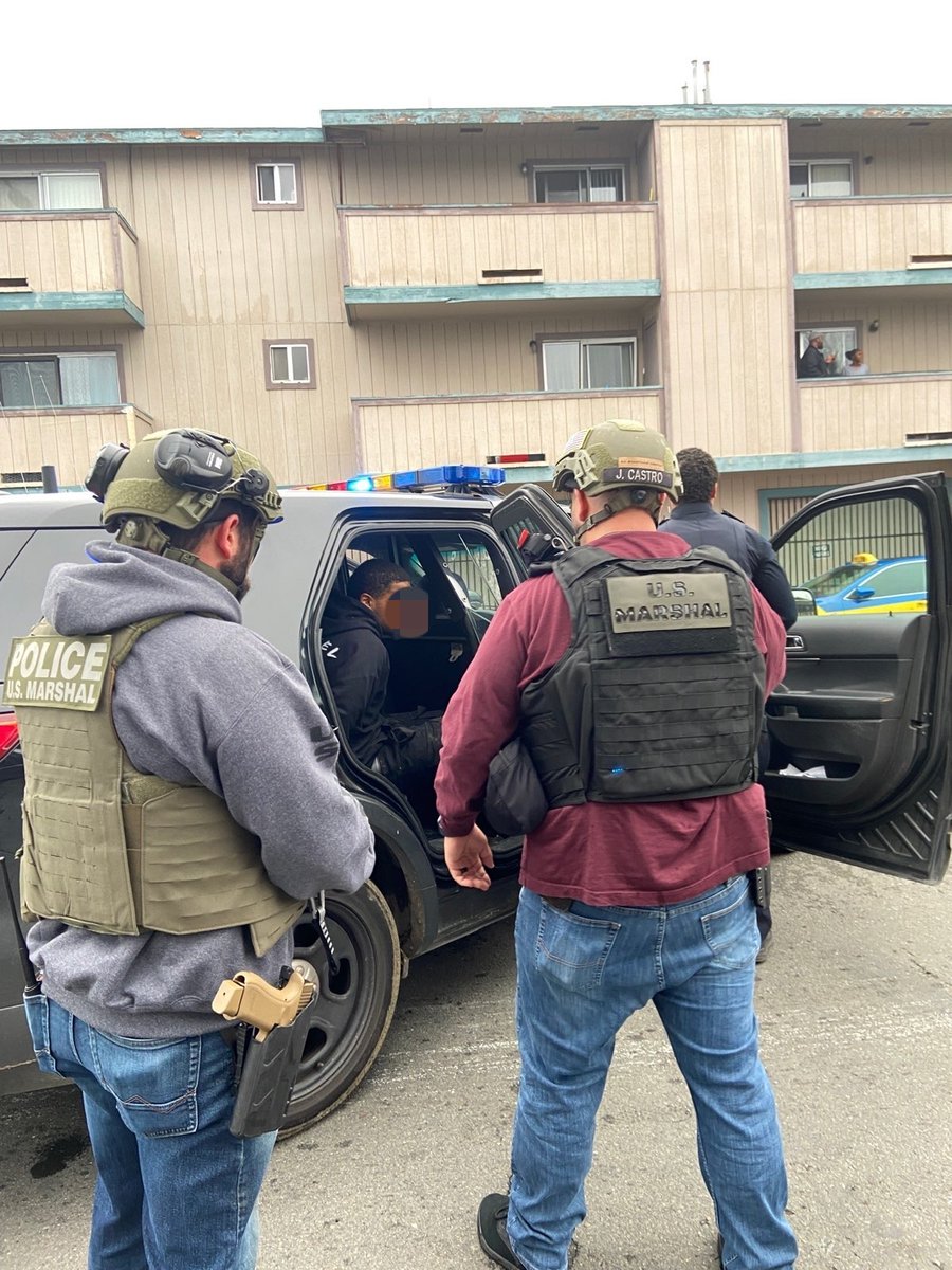 USMS_PSWRFTF's tweet photo. After a brief foot pursuit and barricade, officers with #PSWRFTF, @USMSSanFran, and @oaklandpoliceca took a suspect safely into custody today. The fugitive has 3 warrants for #robbery, #carjacking, and FTA for another robbery. #youcantrunforever #captured #nowheretohide #teamLE https://t.co/hQkZzBZtHO