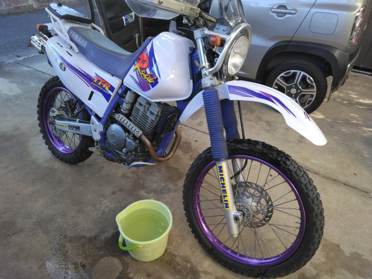 Kazy633's tweet photo. バケツだホースだ出ているうちにRaidも洗車🚿 今年は林道らしい林道を走らせてやったのでホッとしています🗻 ダートでのアナキーワイルドも満足 ちょい減りは早めかな
#TT250RRaid
#ANAKEEWILD
#Michelin https://t.co/diXZlAJLeF