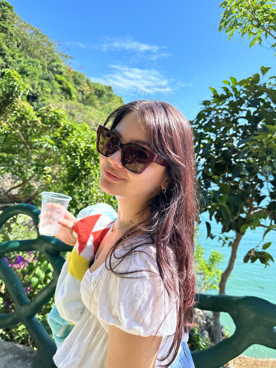 bebyjoyy's tweet photo. i won’t be annoying anymore but i really had the best vacation 🤍 https://t.co/xn4dzcJ7VR