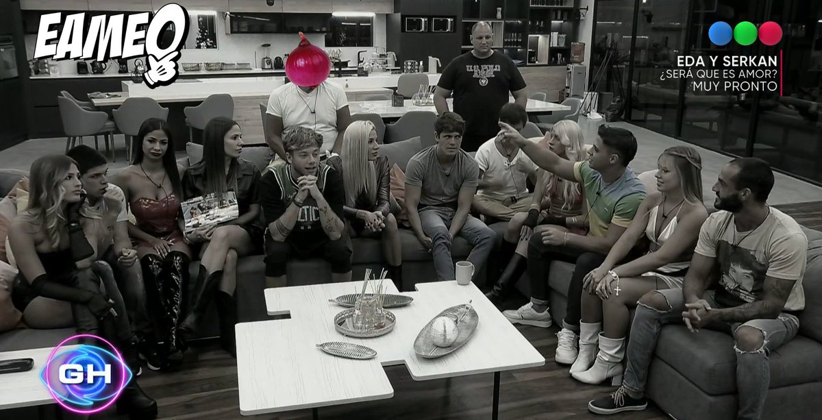 DFRDARIO's tweet photo. Momento cuando un Cordobés cuenta un chiste en plena gala de nominación en vivo. #gh2022 #GranHermano https://t.co/nEy4KpMYEU