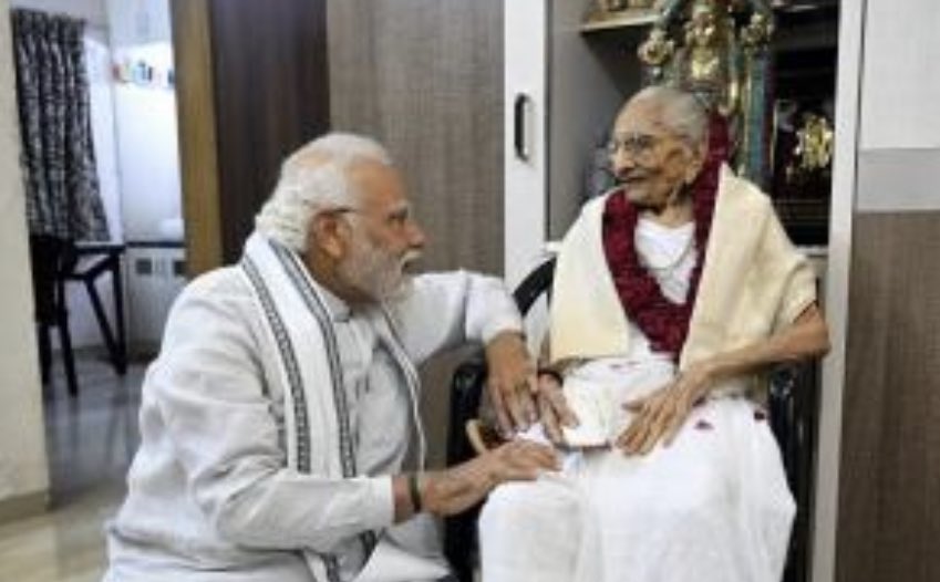 SanjayAzadSln's tweet photo. प्रधानमंत्री श्री @narendramodi जी की माता जी श्रीमती हीराबेन जी के निधन का समाचार अत्यंत दुःखद है।
ईश्वर उनकी पुण्य आत्मा को अपने श्री चरणो में स्थान दे, उनकी आत्मा को शांति प्रदान करे।
प्रधानमंत्री जी व उनके परिजनों को ये अपार कष्ट सहन करने की शक्ति दे। https://t.co/YTYipfxWGO