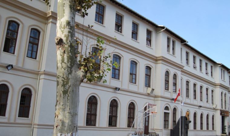 cumhuriyetgzt1's tweet photo. Cağaloğlu Anadolu Lisesi Müdürü Cafer Koçyiğit hakkında suç duyurusu
https://t.co/c32AGGYsxi https://t.co/jd8FnlJH96
