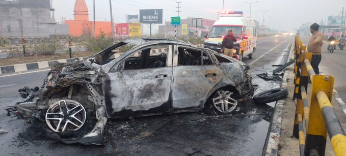 timesofindia's tweet photo. Cricketer #RishabhPant met with an accident on Delhi-Dehradun highway near Roorkee border, car catches fire. https://t.co/H0yZDFwWDB