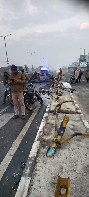 timesofindia's tweet photo. Cricketer #RishabhPant met with an accident on Delhi-Dehradun highway near Roorkee border, car catches fire. https://t.co/H0yZDFwWDB