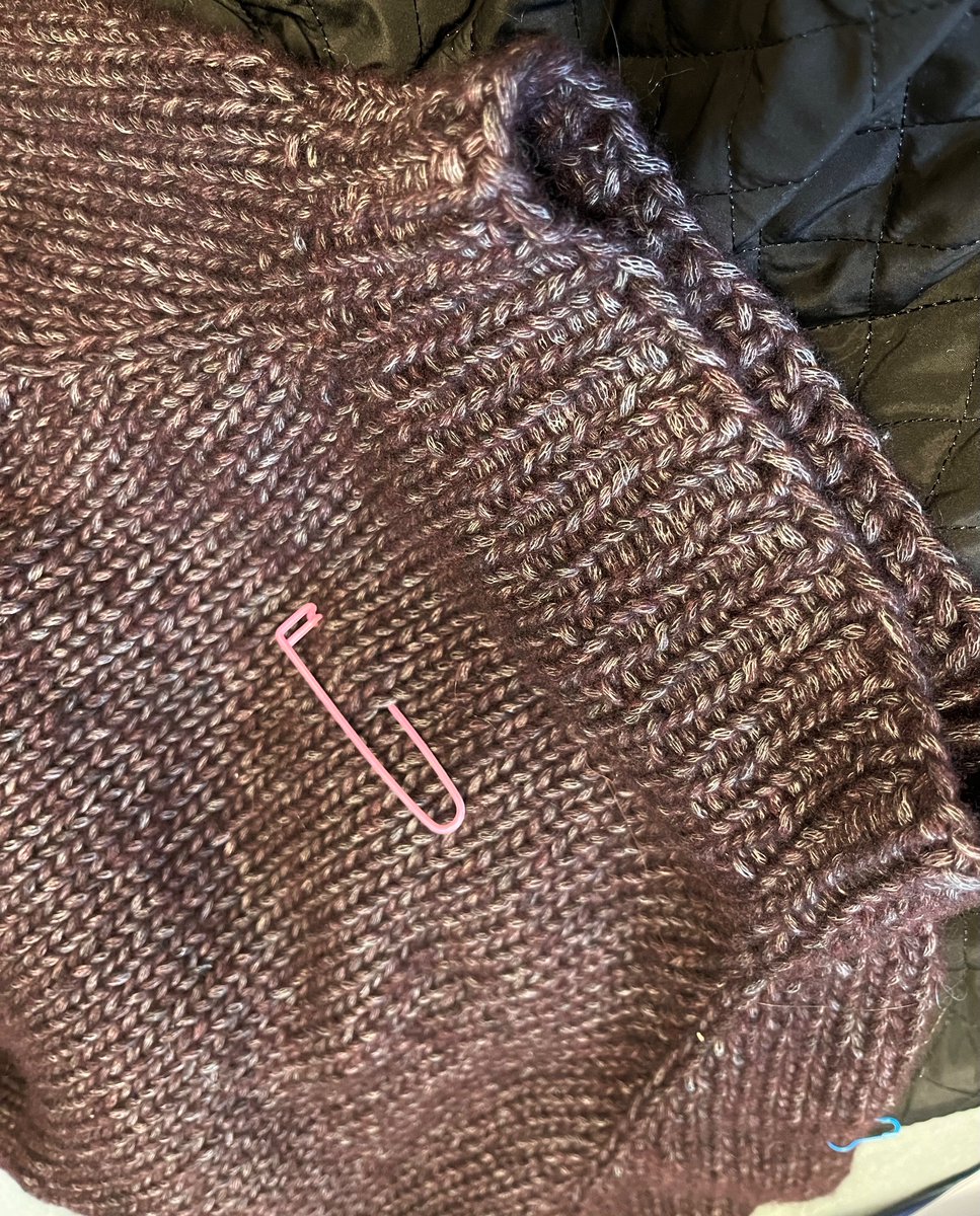 MeKC61662298's tweet photo. THE last project of 2022.
#DOVE, pullover, topdown knitting by #woolfolk  LUFT. surprisingly it's free pattern at #raverly 

#Knitting 
#raverly 
#手編みニット
#woolfolk 
#編み物好きさんとつながりたい https://t.co/lkX1qAy5tp