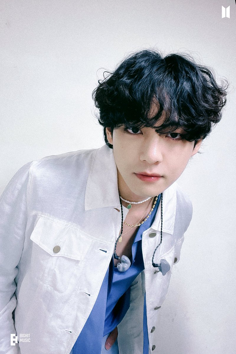 kiss_seven7's tweet photo. 📷 || Hilo con todas las nuevas fotos publicadas por Weverse en conmemoración al cumpleaños de Taehyung 🐻💜

#TAEHYUNGDAY @BTS_twt (1) https://t.co/s8Czgoy4e6