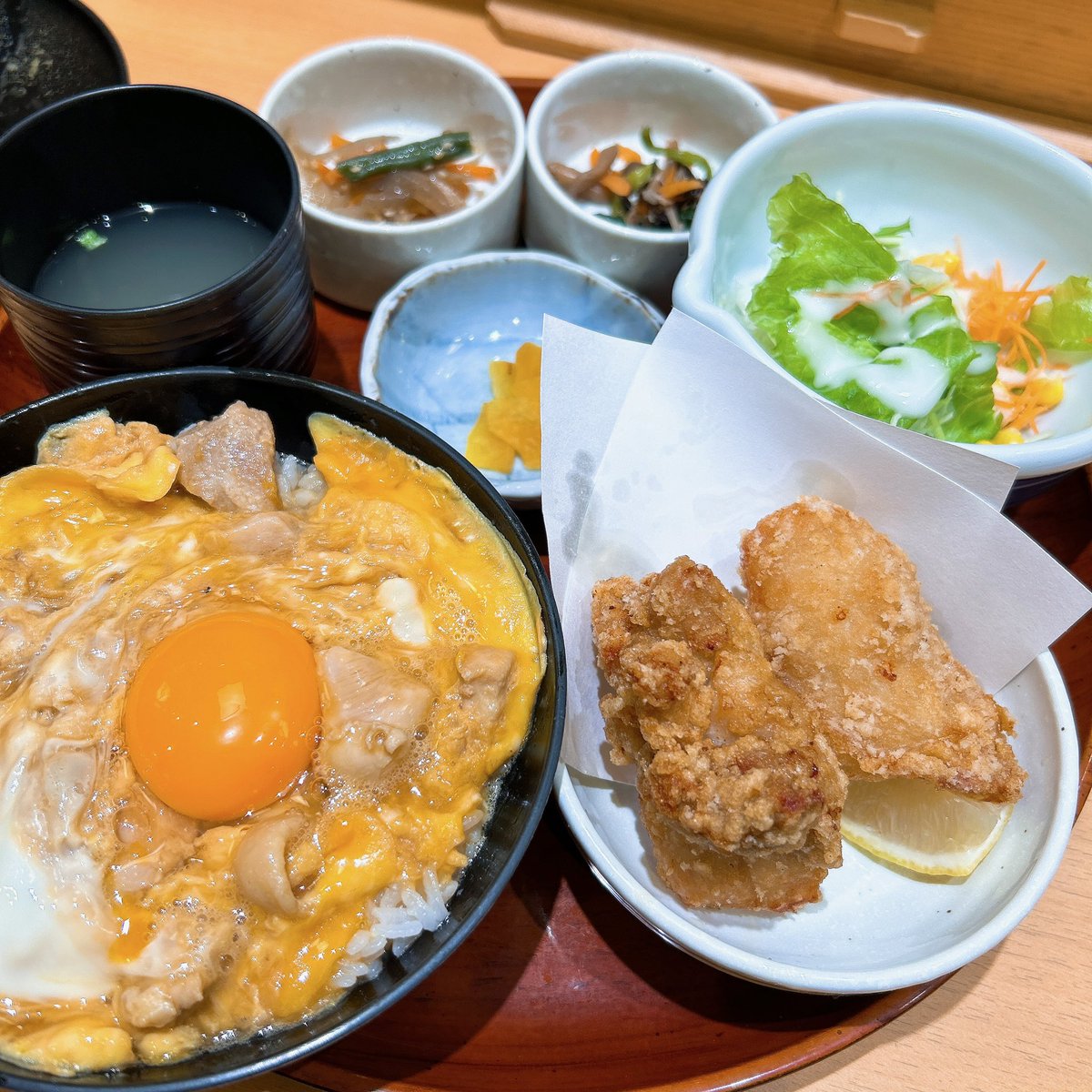 mm_ch89's tweet photo. 今日のランチは親子丼🤗一昨日はあんかけパスタ🍝今日は牛タンか味噌煮込みうどんじゃないの?と思ったあなた...並んでて無理だったのよ😭世の中は休日だって忘れてた😭カフェラテ650円高いけど美味しい☕️ #めめログ #ランチ #親子丼 #唐揚げ #鳥開 #あんかけスパ #SAKURA #IMOM #カフェラテ https://t.co/ECAVx0IkbX