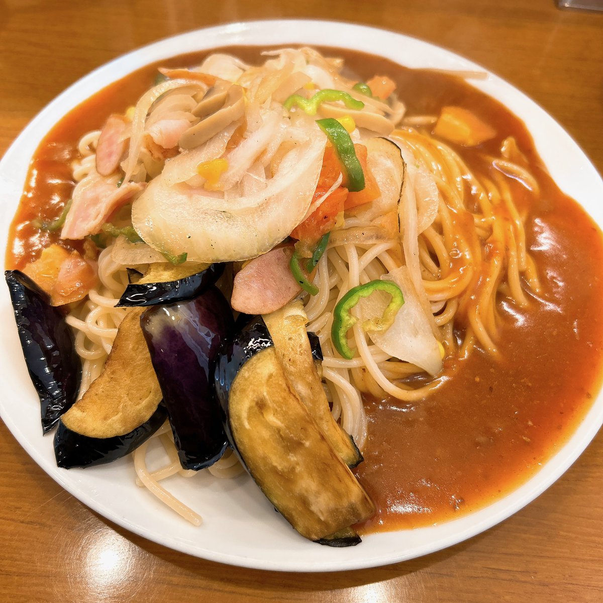 mm_ch89's tweet photo. 今日のランチは親子丼🤗一昨日はあんかけパスタ🍝今日は牛タンか味噌煮込みうどんじゃないの?と思ったあなた...並んでて無理だったのよ😭世の中は休日だって忘れてた😭カフェラテ650円高いけど美味しい☕️ #めめログ #ランチ #親子丼 #唐揚げ #鳥開 #あんかけスパ #SAKURA #IMOM #カフェラテ https://t.co/ECAVx0IkbX