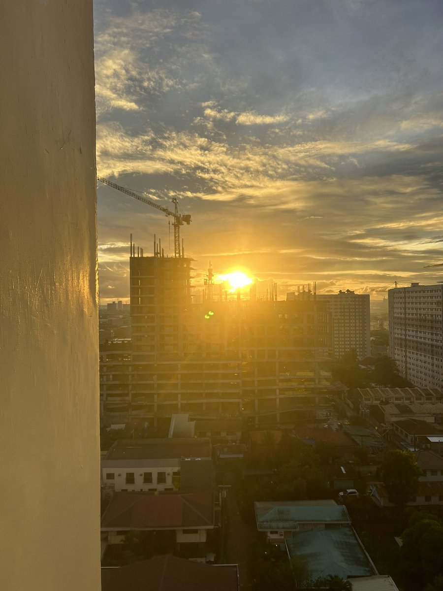 CSP_Cebu's tweet photo. 自宅(セブ市街地)から見えた朝日🌞

日本よりも高層ビルなどが少ない事で、
海まで行かなくても良く太陽が見えるんです👀📝

(たまにこの強烈な太陽で6時くらいに起こされます…笑) https://t.co/s9libxhRmY