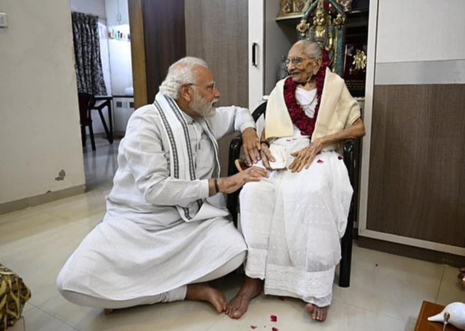 Manish__Gehlot's tweet photo. संसार की सबसे बड़ी योद्धा माँ होती है 

सादगी… समर्पण..परिश्रम…संस्कार की योद्धा पूज्य हीराबा 

श्रद्धॉंजलि 🙏💐 https://t.co/0FBeawuNTh