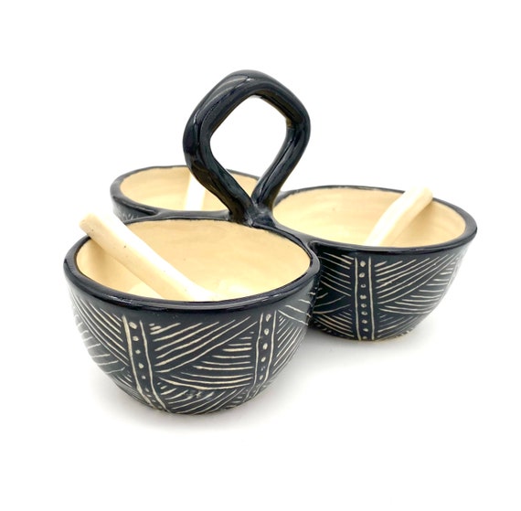 ZenCatPottery's tweet photo. Navy Blue Condiment Caddy, https://t.co/PGwAv8vFur via @EtsySocial #zencatpottery #etsysocial #Navycondiment #condimentserver https://t.co/TbXzbJFN44
