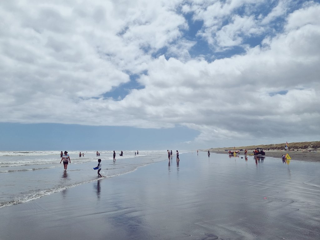 moukenainzo's tweet photo. Lovely afternoon at Foxton Beach with the grandkids. #KiwiSummer https://t.co/EUurInSCeU