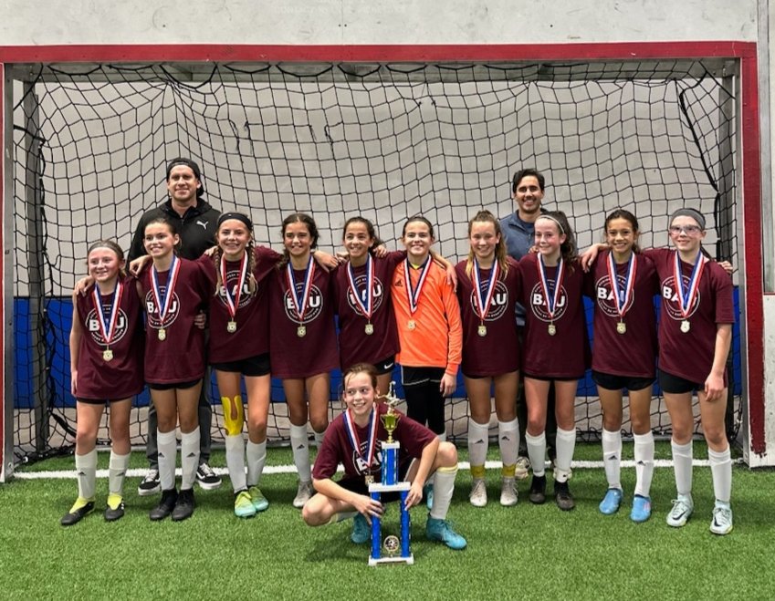 PaulyRey's tweet photo. Thankful for having this guest Coach/Trainer for our 2022 Christmas Tournament.. this guy took these girls to an indoor title! Well done Coach Seth @scasiple.. hurry back!! https://t.co/2MTrrikkbM