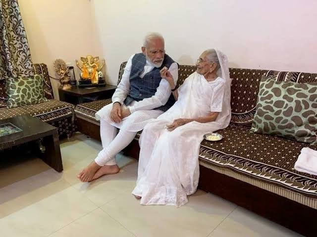 sardarchaudhri's tweet photo. પ્રધાનમંત્રીશ્રી નરેન્દ્ર મોદી જીના આદરણીય માતાજી હીરાબાના દેવલોક ગમનથી ઊંડા દુ:ખની લાગણી અનુભવું છું. માતા એ વ્યક્તિના જીવનની પ્રથમ મિત્ર અને શિક્ષક છે, જેને ગુમાવવાનું દુઃખ નિઃશંકપણે વિશ્વનું સૌથી મોટું દુઃખ છે. https://t.co/NwzCETAva7