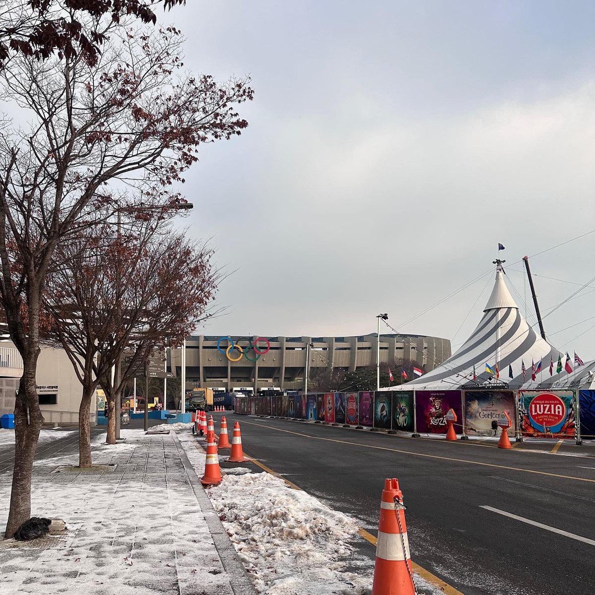 🚩 잠실 실내체육관 찾아오시는 길 (지하철 기준)
⠀
1️⃣ 지하철 '종합운동장'역 6번 출구로 나오기
(7번 출구로 나오셔도 되지만, 걷다 보면 다른 공연장으로 시야가 가려져 길이 잘 안 보일 수 있어 6번 출구로 나오시길 권장합니다.)

2️⃣ 정면으로 쭉 직진 ('잠실 종합운동장'까지)