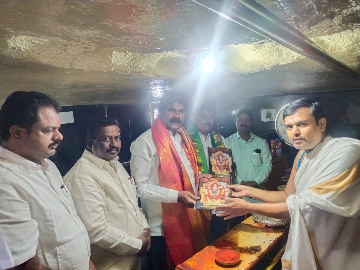 kavali_manikyam's tweet photo. @PRTUTSOFFICIAL 
@prtutsvkbdist 
@SripalR30543667 
@CHENNAKESHPRTU 
@Kamalak33884028 
@MLCKRR 
@BerelliRao 
ప్రచారంలో భాగంగా నేడు వికారాబాద్ లోని అనంతగిరి పుణ్యక్షేత్రంలో వెలసిన... శ్రీ ఆనంతపద్భానాభ స్వామిని దర్శించుకున్న.. PRTUTS రథసారథి, MLC అభ్యర్థి చెన్నకేశవ రెడ్డి గారు. https://t.co/gMO8Eku8kD