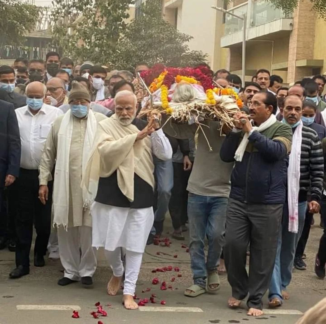 dinesh_chunara's tweet image. મોદી સાહેબ ના માતૃશ્રી હિરાબા ના નિધનના સમાચાર સાંભળી દુ:ખની લાગણી અનુભવૂં છું, મોદી સાહેબના પરિવારની આ દુ:ખની ઘડીમા સાંત્વના પાઠવું છું
પરમ પૂજ્યશ્રી ધણી માતંગ દેવ સ્વ.હિરાબાના દિવ્ય આત્માને શાંતિ પ્રદાન કરે, સરગમા સોયલો વાસ આપે એજ પ્રાર્થના સહ હાર્દિક શ્રદ્ધાંજલિ