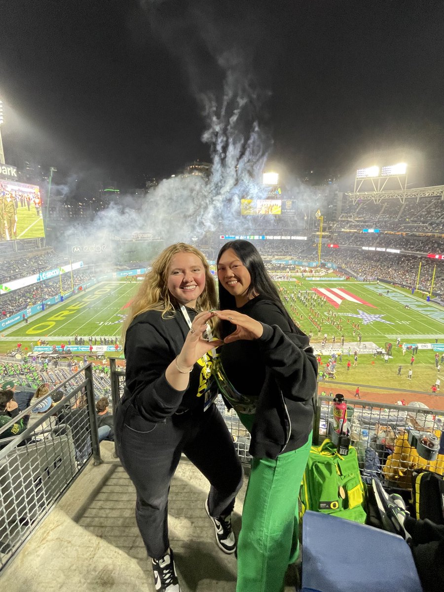 zoeeli_'s tweet photo. football in a baseball stadium? bet https://t.co/M1V1afWDyz