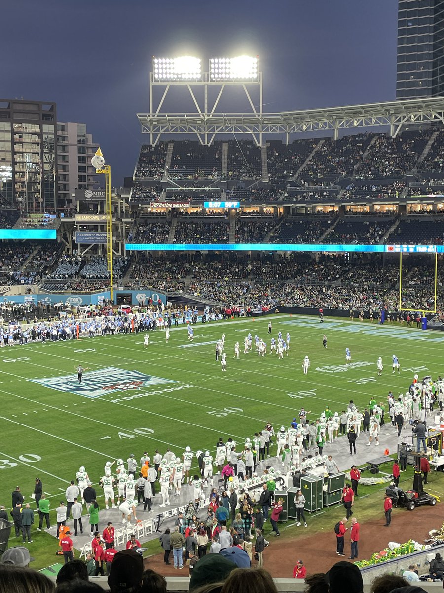 zoeeli_'s tweet photo. football in a baseball stadium? bet https://t.co/M1V1afWDyz
