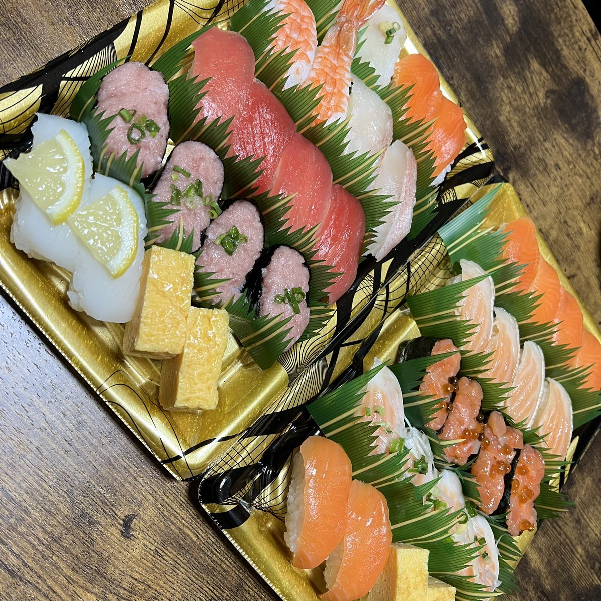 午前中の共用部定期清掃で今年の業務が終了。お昼に寿司食べて解散。

来年もマイペースで当たり前のことを当たり前のようにコツコツと積み上げていきます。

おつかれさまでした。