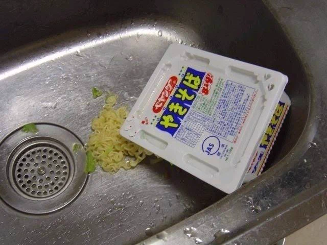 コミケ名物コスプレ！！「お湯切りに失敗したペヤング」！！