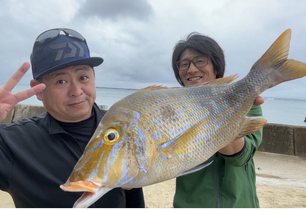 tatuukaji's tweet photo. はじめさんに見守られながら沖縄で初めてタマンGETしました。
#feedman
#ミッドナイトキャスターズ
#アングラーズマイスター https://t.co/5BW3P8fNHa