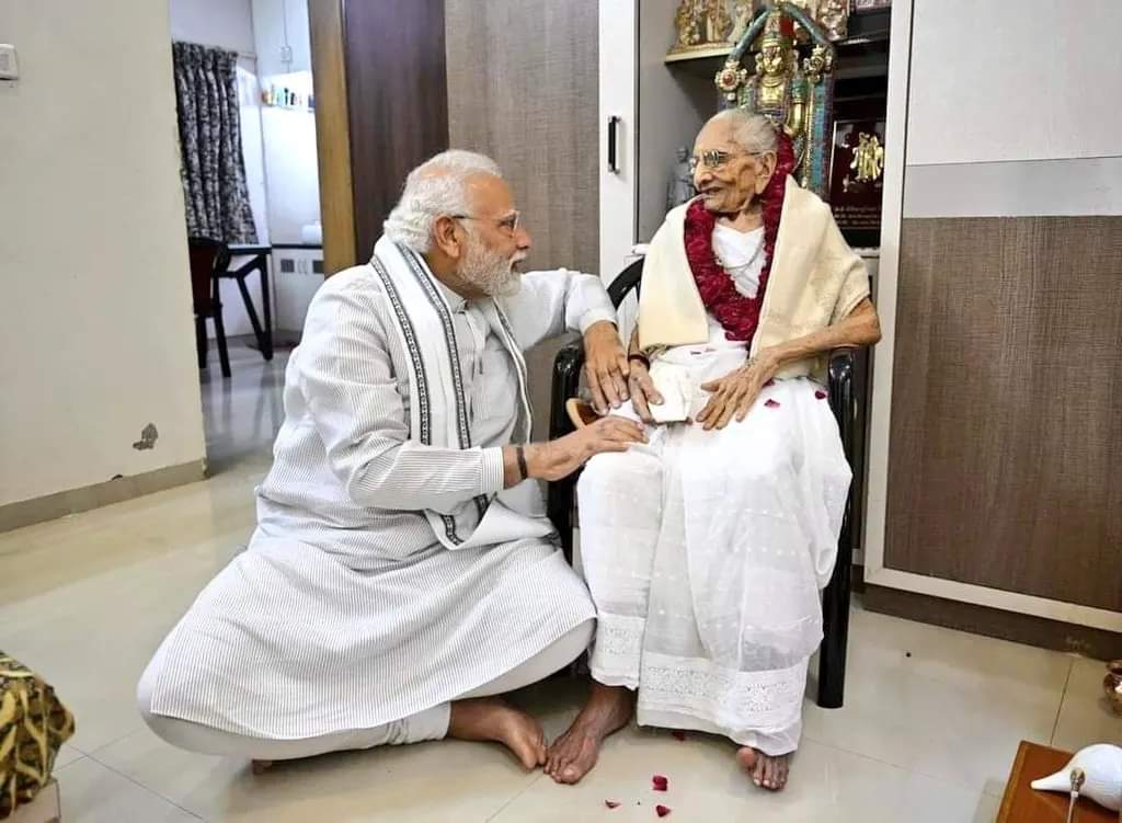 rnvaniya's tweet photo. આ દેશ સદૈવ આપનો ઋણી રહેશે..

માતૃશ્રી હીરાબાને શત શત વંદન અને અશ્રુભીની શ્રદ્ધાંજલિ.. https://t.co/zd3z8fxbdq