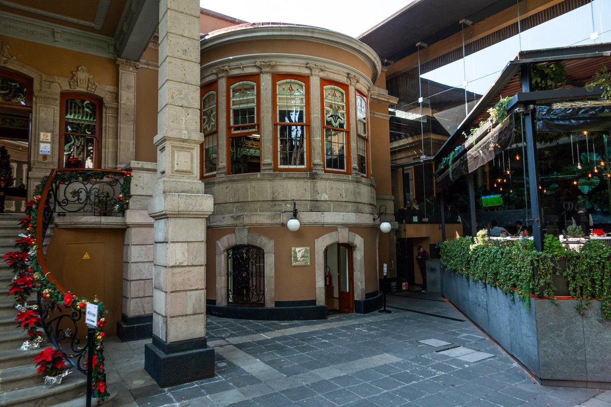 promocionCDMX's tweet photo. La Casa Lamm es un inmueble considerado monumento artístico ubicado en la Colonia Roma, construida a principios del siglo XX, actualmente alberga numerosas exhibiciones y en ella se imparten clases de historia del arte y literatura. https://t.co/28OgaA26a9