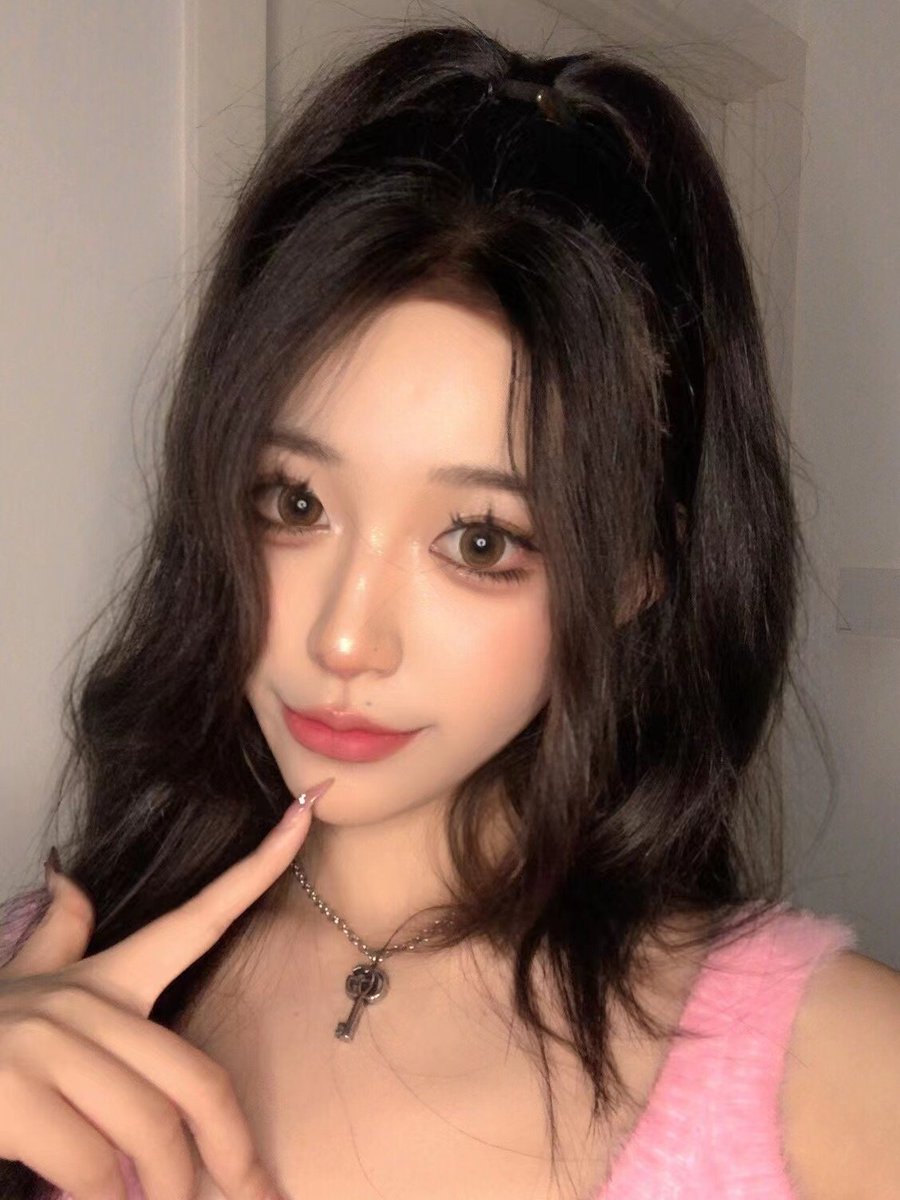 YayaSong888's tweet photo. 中午好家人们, 画个美美的妆准备出门玩了~ #fridaynightfunkin https://t.co/80pygLi8V7