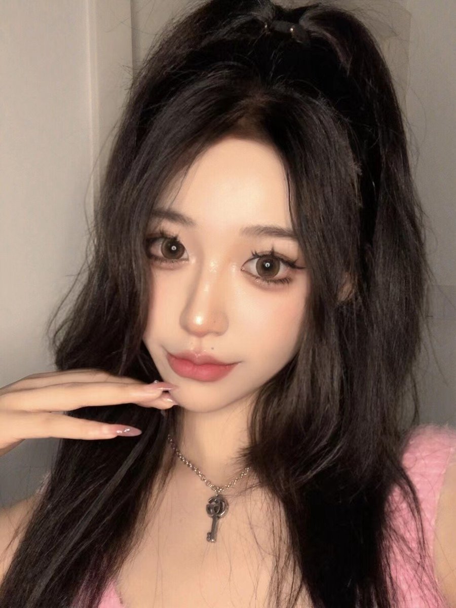 YayaSong888's tweet photo. 中午好家人们, 画个美美的妆准备出门玩了~ #fridaynightfunkin https://t.co/80pygLi8V7