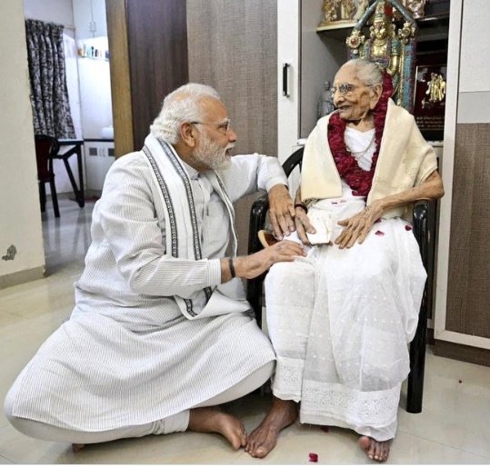 sagarsaariya92's tweet image. दुनिया का कोई कलाकार सिर्फ़ औरत की मूर्ति बना सकता है, माँ की नहीं। 😞
#RIPHeerabaModi #HeerabenModi #PMModiMother