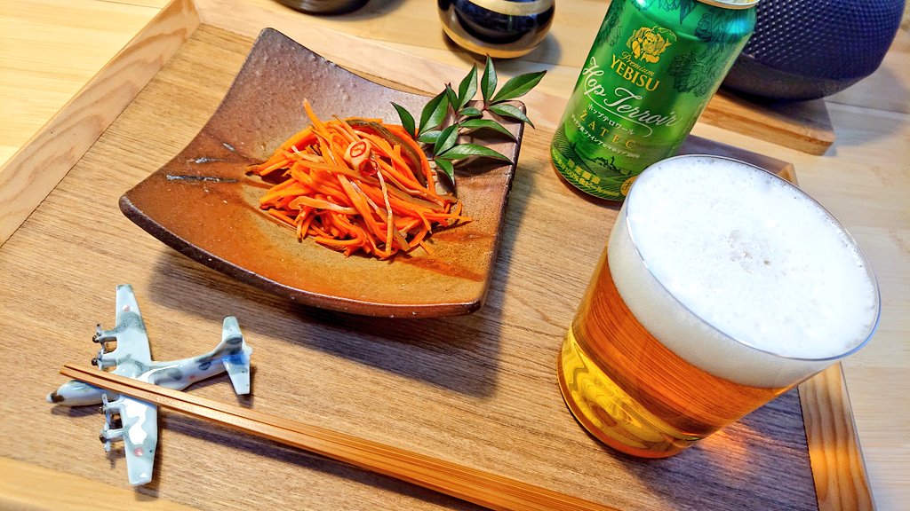 Kei1215h's tweet photo. にんじんしりしり~🐷
寿司竹のグラスすごい
ビールがめっちゃ美味しくなる
飲みやすくて素晴らしい🍺🐷
#寿司竹
#Chefhiro
#飛行機の箸置き #吉窯 https://t.co/NKpX2DKmyW