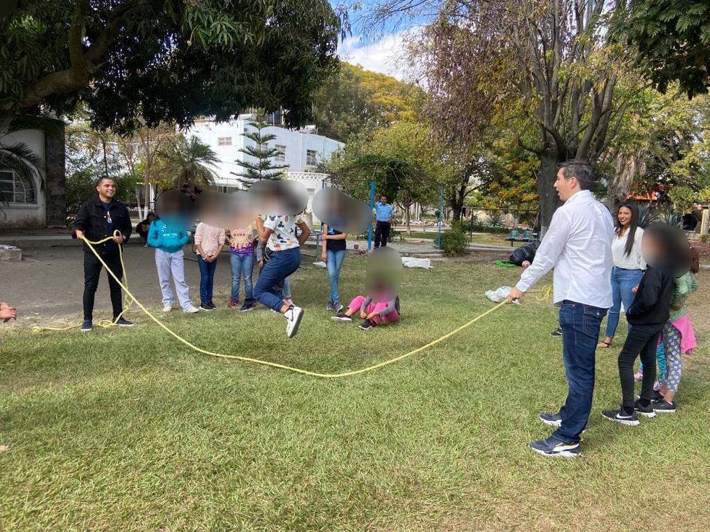 AlexisPonceLpe1's tweet photo. En la @redpoliticosmx siempre buscamos generar impactos positivos en diversos ámbitos. Es por ello que ayer se realizó una posada en una casa hogar para niños llamado “Amor en Acción Brazos Extendidos” en el municipio de Chapala. Gracias por la invitación. #RMJP https://t.co/ejElMDWiNA