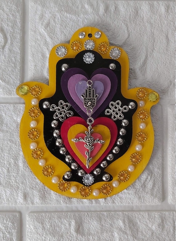 NomiBachar's tweet photo. Hamsa Cross, Colorful Cross Hamsa Wall Deco https://t.co/JmzWdV0eU0 #middleeasterncharm #newhomegift #spiritualwalldecor #hamsawallhanging @etsymktgtool https://t.co/Gp6EaXDkpy