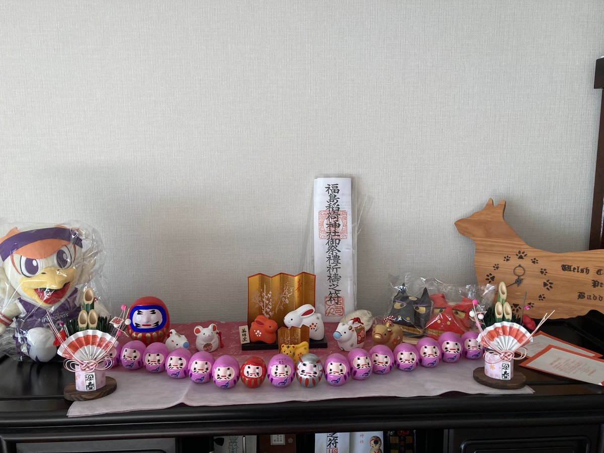 mashiko_e_m's tweet photo. 大掃除スッキリ✨
いかにんじんも仕込んだ。
あとはまた明日
🎍正月飾りはボンズ仕様🎍
白河達磨が選手分あるので、双葉達磨と合わせ飾ってみました😄
うさぎ年は飛躍の年🐇
来年は頼んだよボンズさん
、そろそろ違う景色がみたい❗️そしえ達磨の目玉を全部描く
#firebons
#福島ファイヤーボンズ https://t.co/LKtl9l0R6o