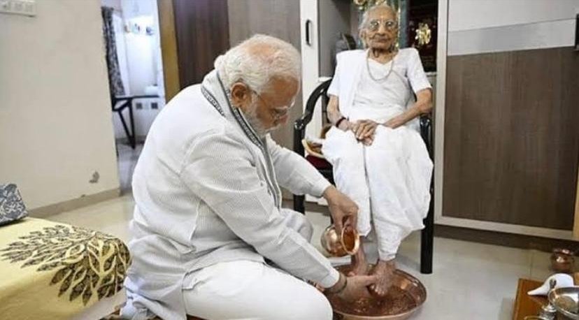 MoondraRajeev's tweet photo. भगवान राम के नाम के साथ जिस तरह माता कौशल्या को याद किया जाता रहा है उसी तरह युगपुरुष आदरणीय नरेंद्र मोदी को जन्म देने वाली माँ हीराबेन को हमेशा याद किया जाता रहेगा
ईश्वर माताजी को अपने श्रीचरणों मे स्थान प्रदान करें और परिवार को यह दुख सहन करने की शक्ति प्रदान करें
ओम शांति 🙏🙏 https://t.co/pEsdhb8XpP