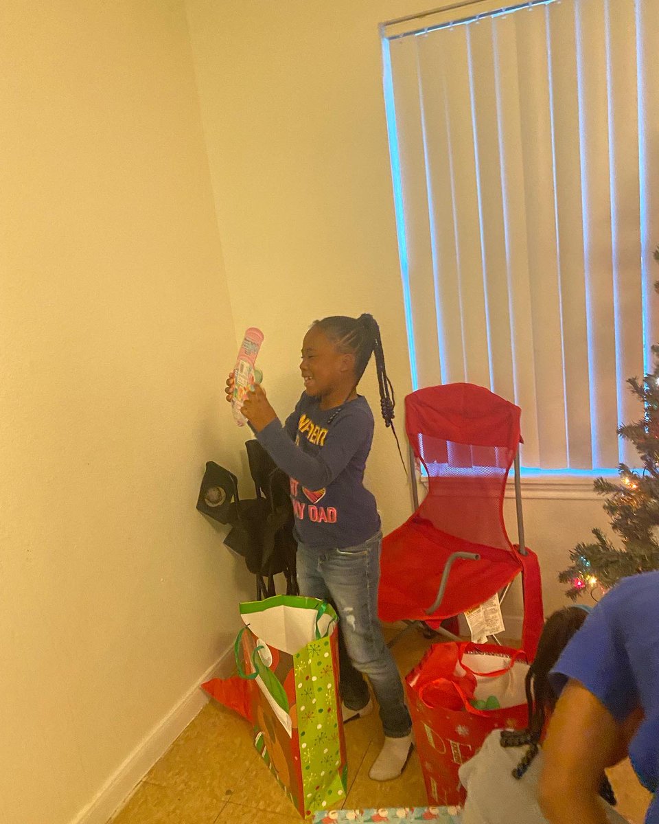 tobeablessing_'s tweet photo. We were able to bless another amazing family this year! The smiles on their faces melted my heart 💖 #blessingreactiob https://t.co/vghc95EfcY