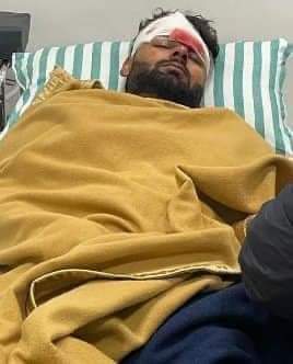 rishikantb84's tweet photo. क्रिकेटर ऋषभ पंत हुए भयानक सड़क हादसे का शिकार, बाल बाल बची जान लेकिन आई गंभीर चोट, कार में लगी आगक्रिकेटर ऋषभ पंत हुए भयानक सड़क हादसे का शिकार, बाल बाल बची जान लेकिन आई गंभीर चोट, कार में लगी आग ।

#getwellsoon
#RishabhPant #rishabpantaccidentना👏👏
#RishabhPant https://t.co/GzLbWSmYhD