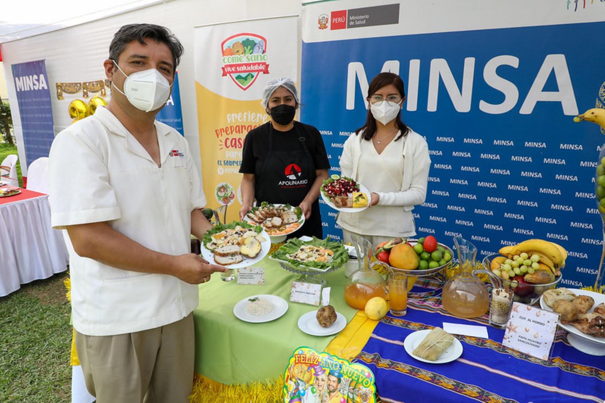 Agencia_Andina's tweet image. 📍 Todo lo que debes saber para tener una cena saludable en Año Nuevo. Sigue estas recomendaciones del @Minsa_Peru  bit.ly/3WzrSMC
