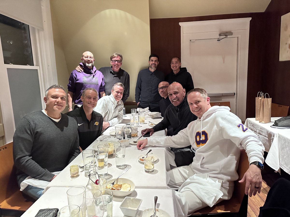 champagnennuts's tweet photo. Look at this Fried Chicken lovin crew out to dinna in ATL for sum good ol fashion Soul Food…🍗🥮🥧🥘 https://t.co/rHsYJ53qcL