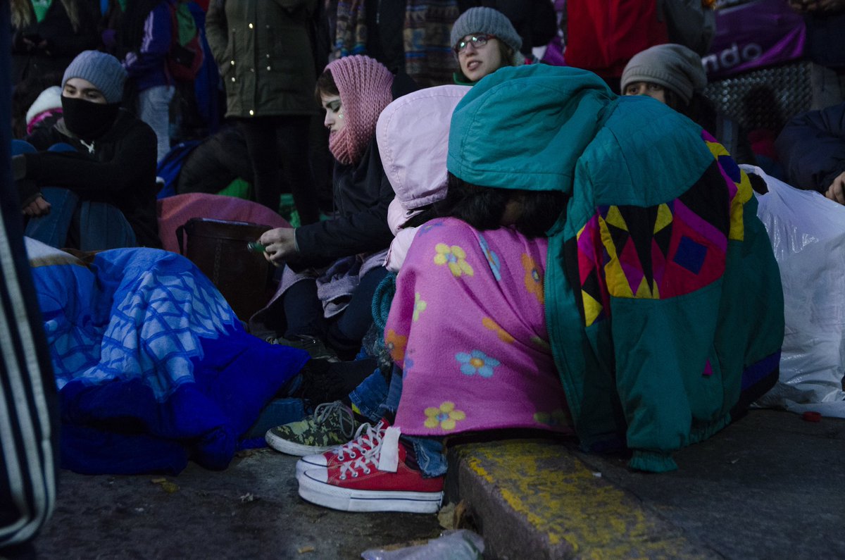 florlafotografa's tweet photo. Hace unos años nos pasamos noches enteras afuera del congreso helándonos los huesos para que salga la ley. Lo volveríamos a hacer, y por eso también somos el mejor país del mundo. Ni muertas, ni presas. Aborto Legal. https://t.co/2Ej6gThSqJ
