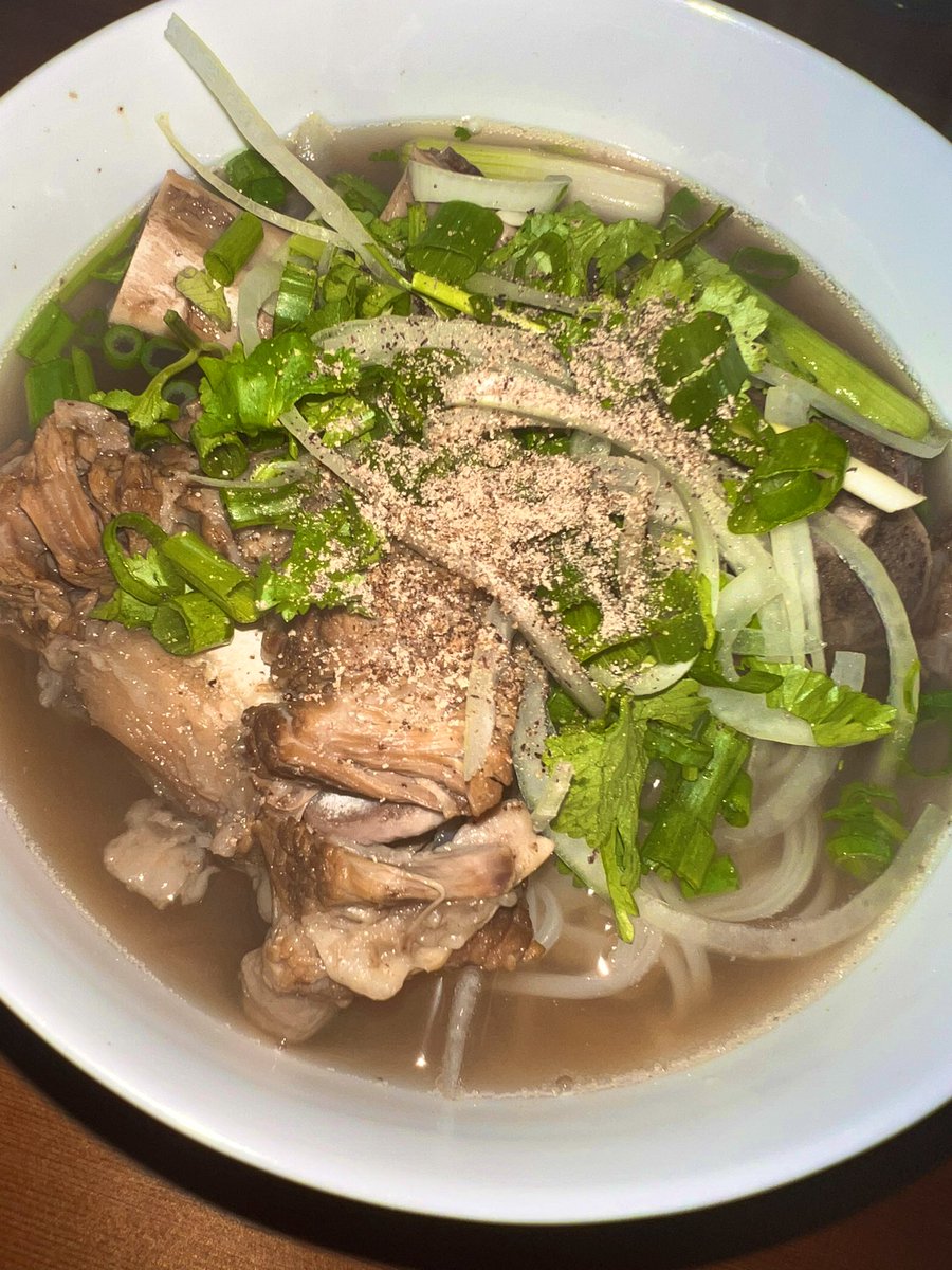 Anne_M_Tee's tweet photo. Oxtail, beef ribs, sliced rare 🥩 .. less noods, sprouts, lots of bone broth & black pepper for me. When the broth is good, you don’t need to add any extras in it. Meat melts in ya mouthhh. 🔥 #oxtail #beefbone https://t.co/6ljzdEUH6Q