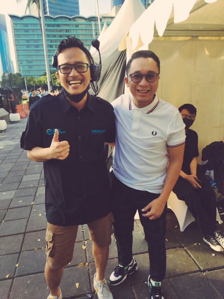 mastomil's tweet photo. Terima kasih Kang @bayuoktara yang selalu menemani perjalanan pagi gw membelah kemacetan,sukses selalu untuk petualangan selanjutnya.
@kis951fm https://t.co/YKq9Qe7LpP