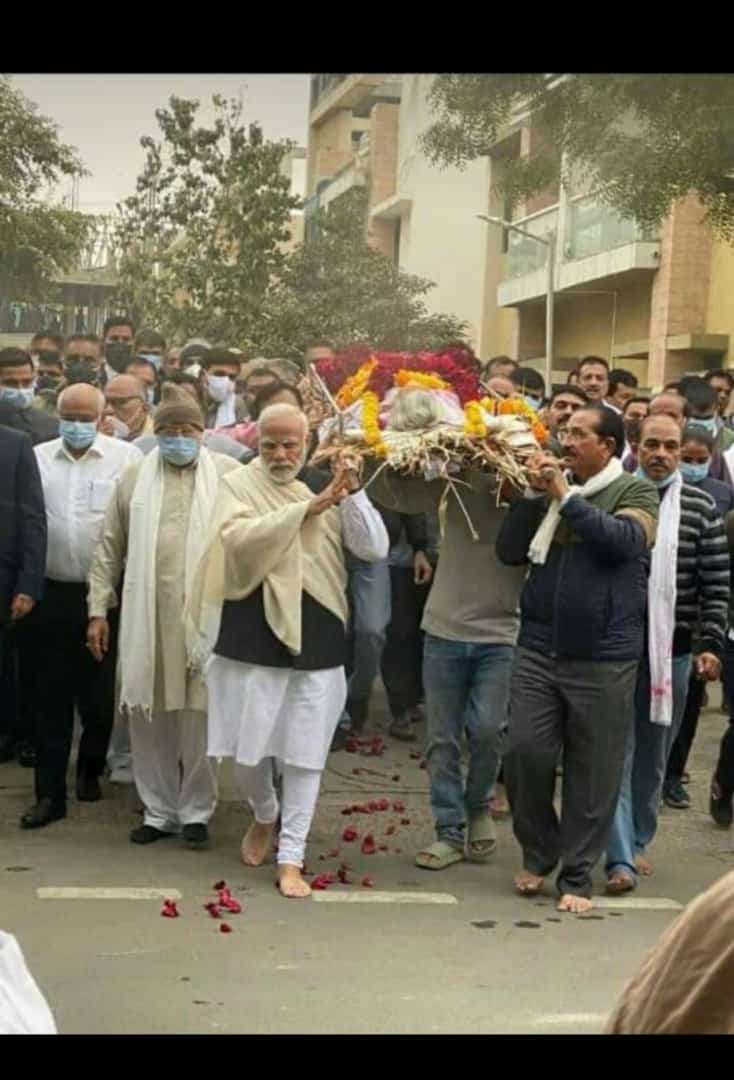 JanakJoshi007's tweet photo. આજે એક પ્રધાનમંત્રી નહીં પરંતુ એક‌ પૂત્ર કાંધ આપી રહ્યો છે પોતાની માતા ને..

#omshanti
#HirabenModi https://t.co/ulqEoMuOjB