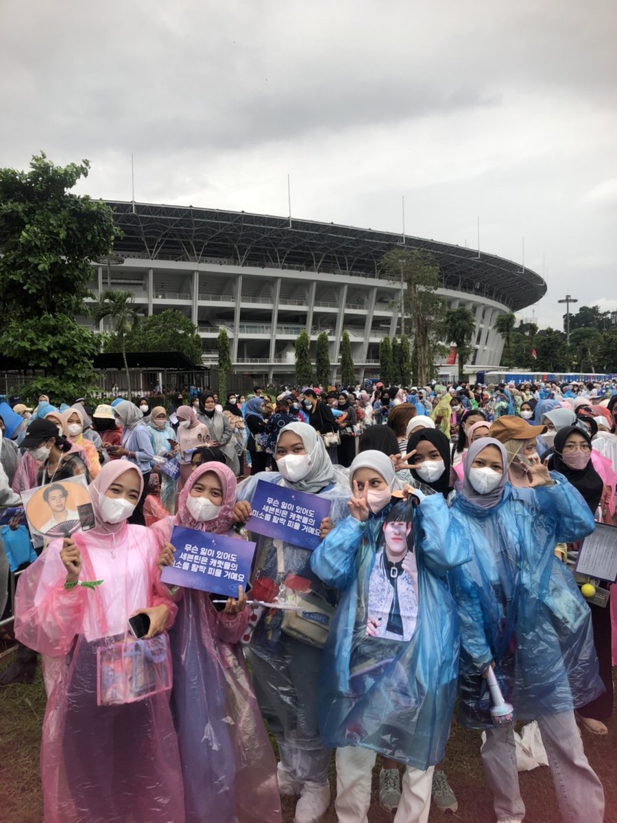enveebear_'s tweet photo. Baru sempet post😁
Seru banget pasukan #greenb aju nice party uler uleran loncat muter ada sampe 10 kali mungkin😍
Dan dari sini gw dapet pangilan baru si nomer 1😂 #BETHESUNinJKT https://t.co/nMkJGNub5P