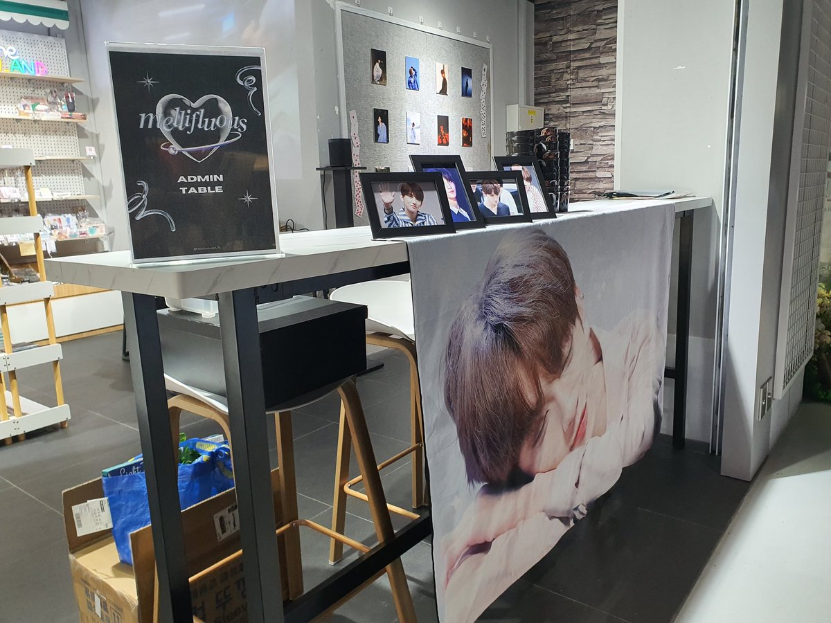 MellifluousHJS's tweet photo. we have set up acrylic signs for easier navigation of our fancafe 🖤 https://t.co/mkPTaYCe6r