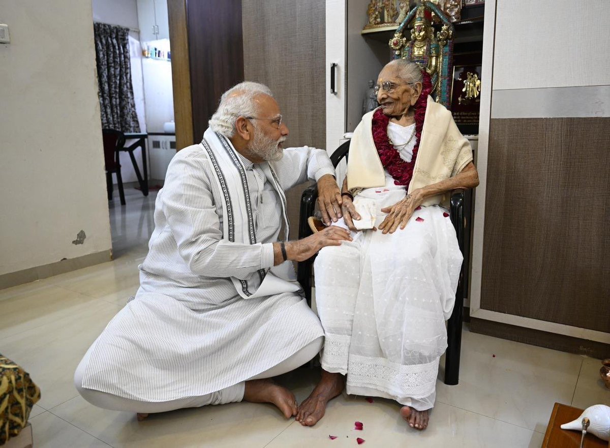 Anisha_Guddi's tweet photo. माननीय प्रधानमंत्री मोदी जी की पूजनीय माता जी हीरा बा जी का निधन..🌺माँ प्रत्येक इंसान के व्यक्तित्व-निर्माण में सर्वोच्च,सर्वश्रेष्ठ भूमिका निभाती है...उनकी कमी कभी कोई पूरी नहीं कर सकता है..विनम्र श्रद्धाजंलि..नमन🚩🕉️🙏 https://t.co/V4GJATlA1e