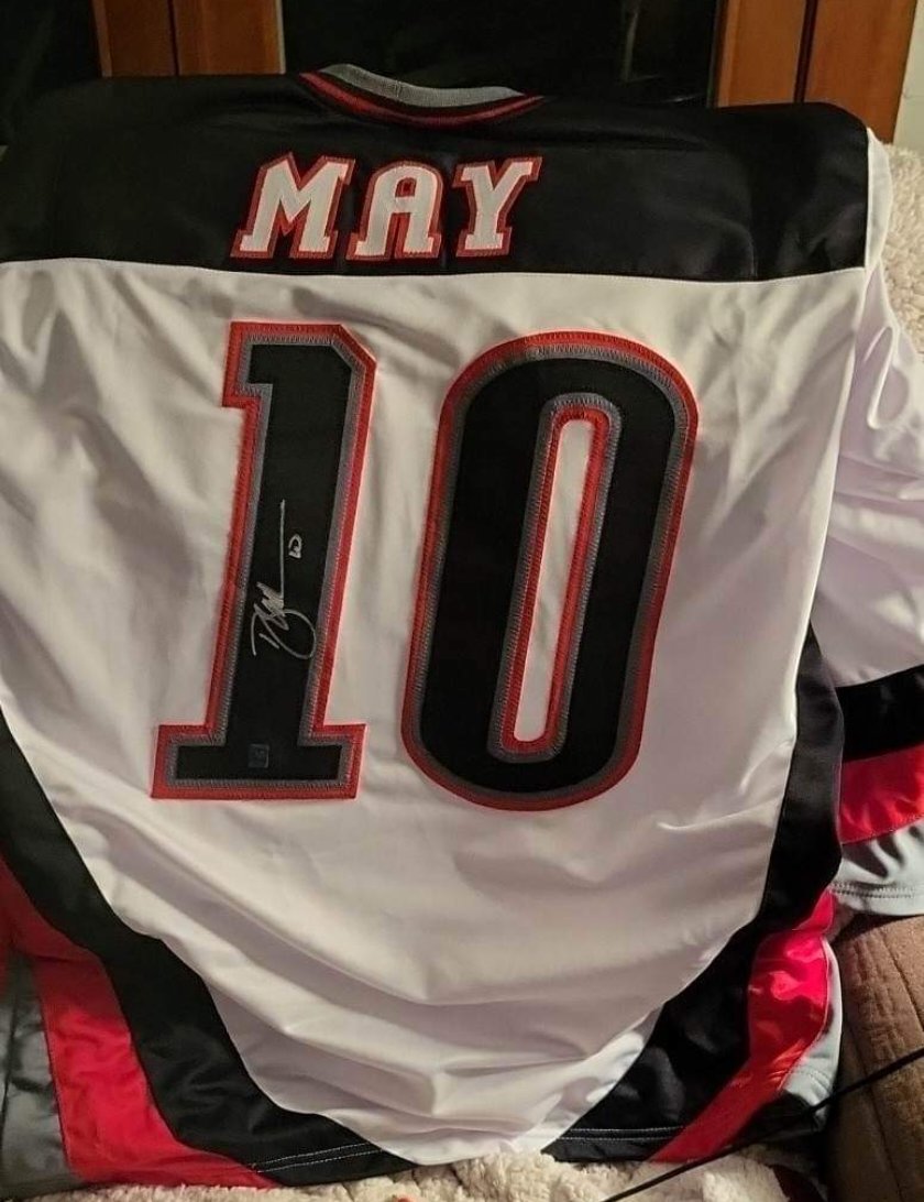 pete_say's tweet photo. @maydayhockey Autographed Xmas gift of the baddest man on skates from the greatest kids on earth. https://t.co/W5RChuOPfi