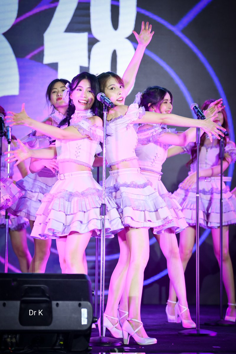 doctor_keng's tweet photo. Center สุดสวยยย💜#MinminBNK48 #HeavyRotation_TH #BNK48 #TheMagicalChristmas #EmQuartier https://t.co/Ev6l447J0k