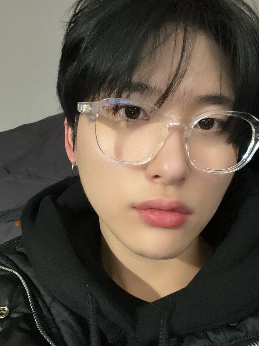 Koreaboo's tweet image. Woobin having black hair now is just 🖤
I love it so much